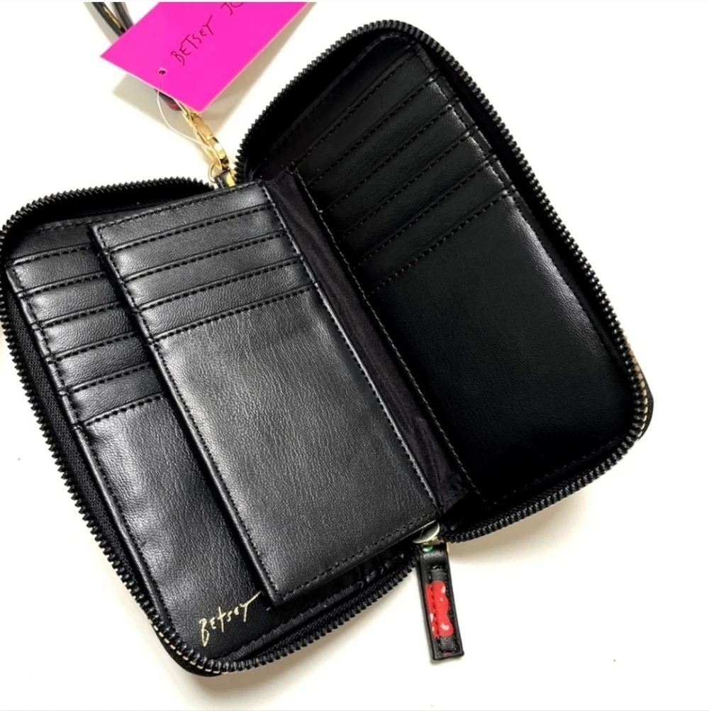 🩷▪️Betsey Johnson▪️🧸 Gummy Bear Wallet and Gummy Bear Charm Set -